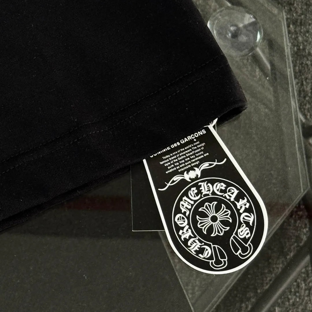 P180 Chrome Hearts Chrome Hearts 25 high version. The fabric is made of 300g high-density pure cotton. It does not deform or shrink. It has three labels. It is the same style for men and women. Technology: patch embroidery + original development hardware. Color: white, black, pink. SIZE: S-XL